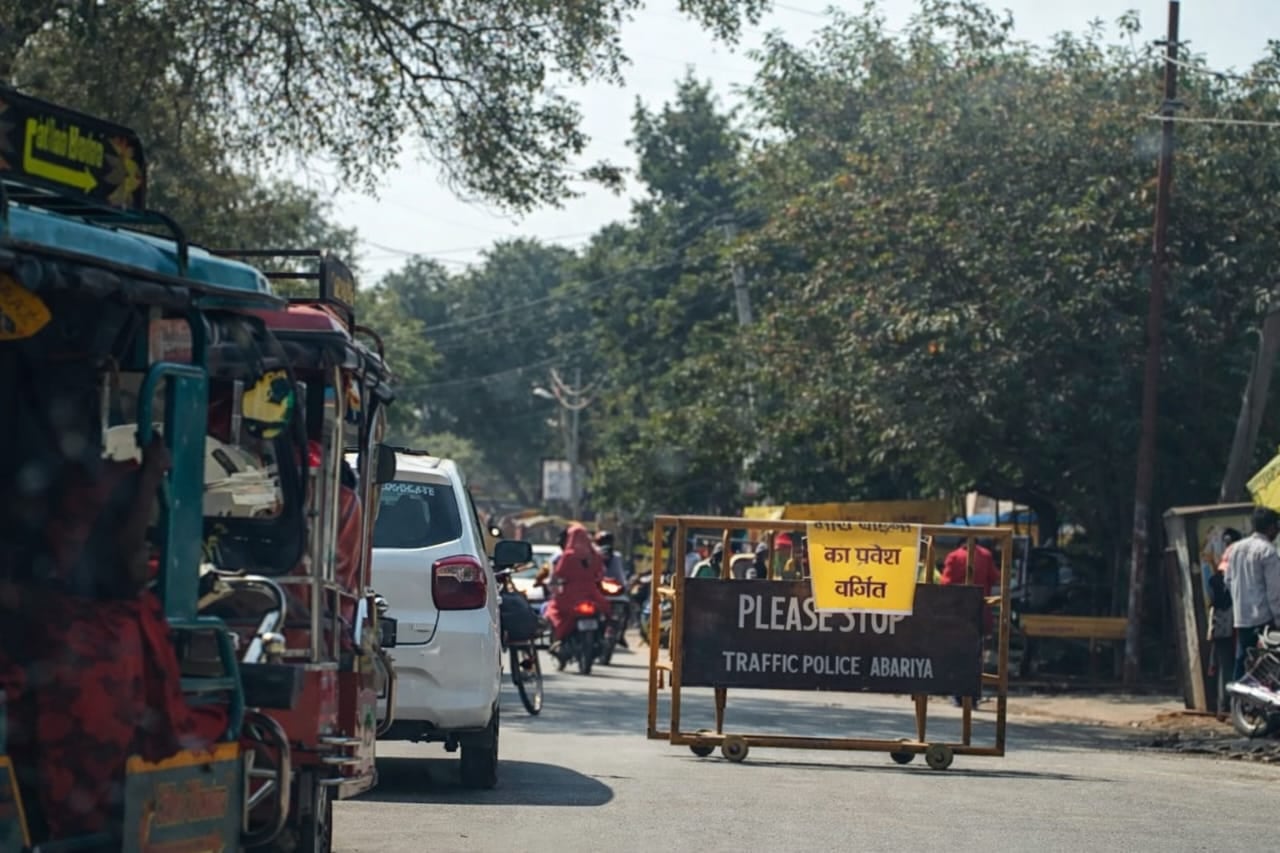 फोटो-16- पूजन सामग्री की खरीदारी करतीं महिलाएं। संवाद