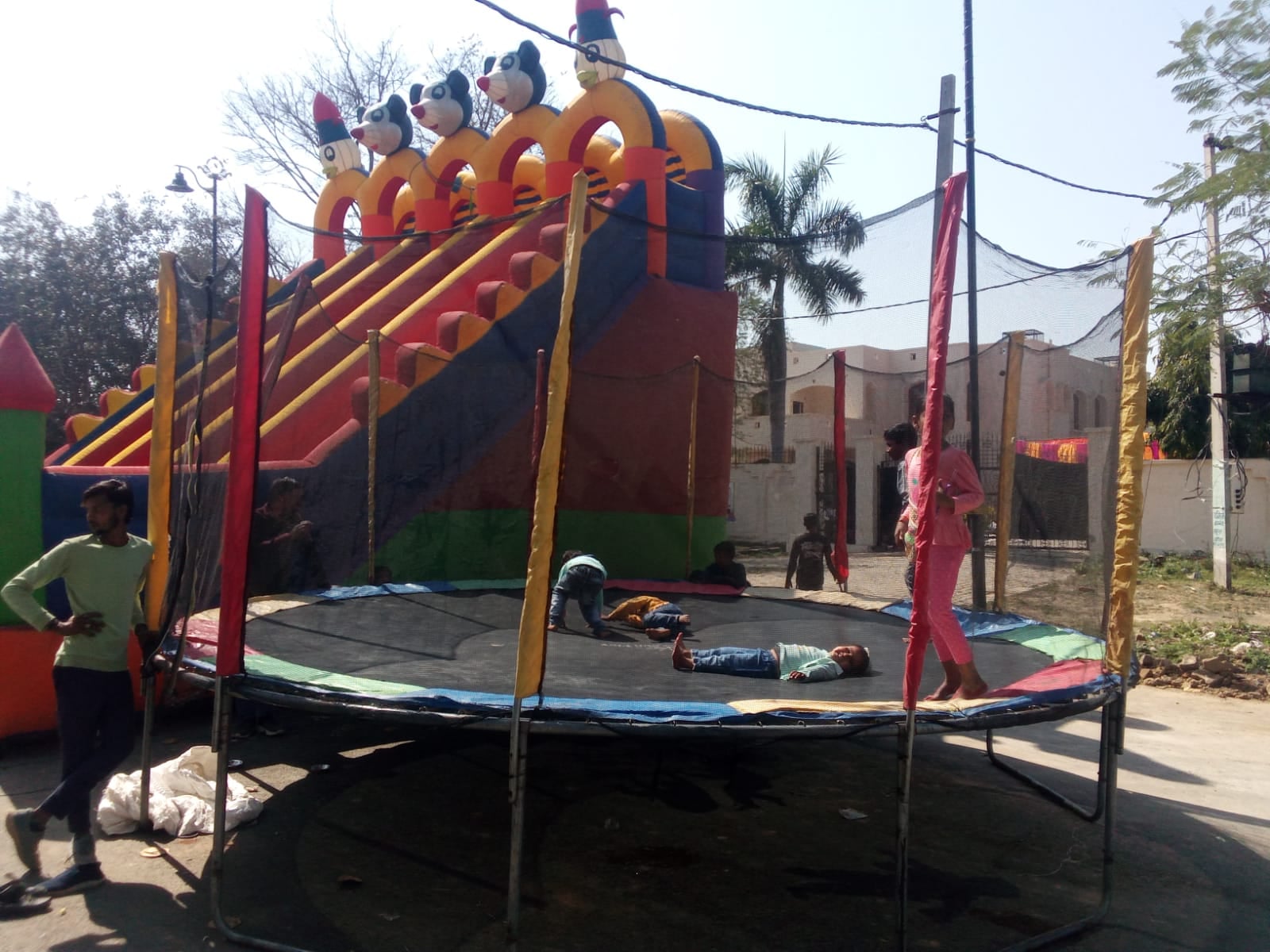 फोटो-16- पूजन सामग्री की खरीदारी करतीं महिलाएं। संवाद