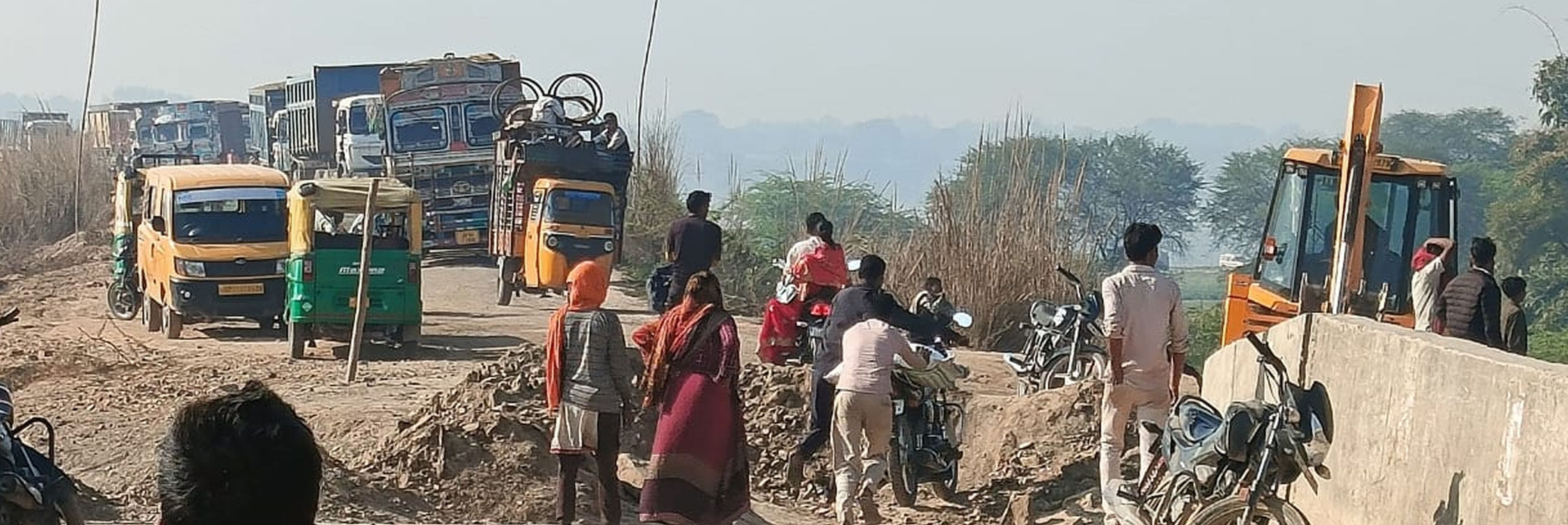 फोटो-19-किशनपुर यमुना पुल पहुंच के वैकल्पिक मार्ग पर खड़ा खराब ट्रक व लगा जाम। संवाद