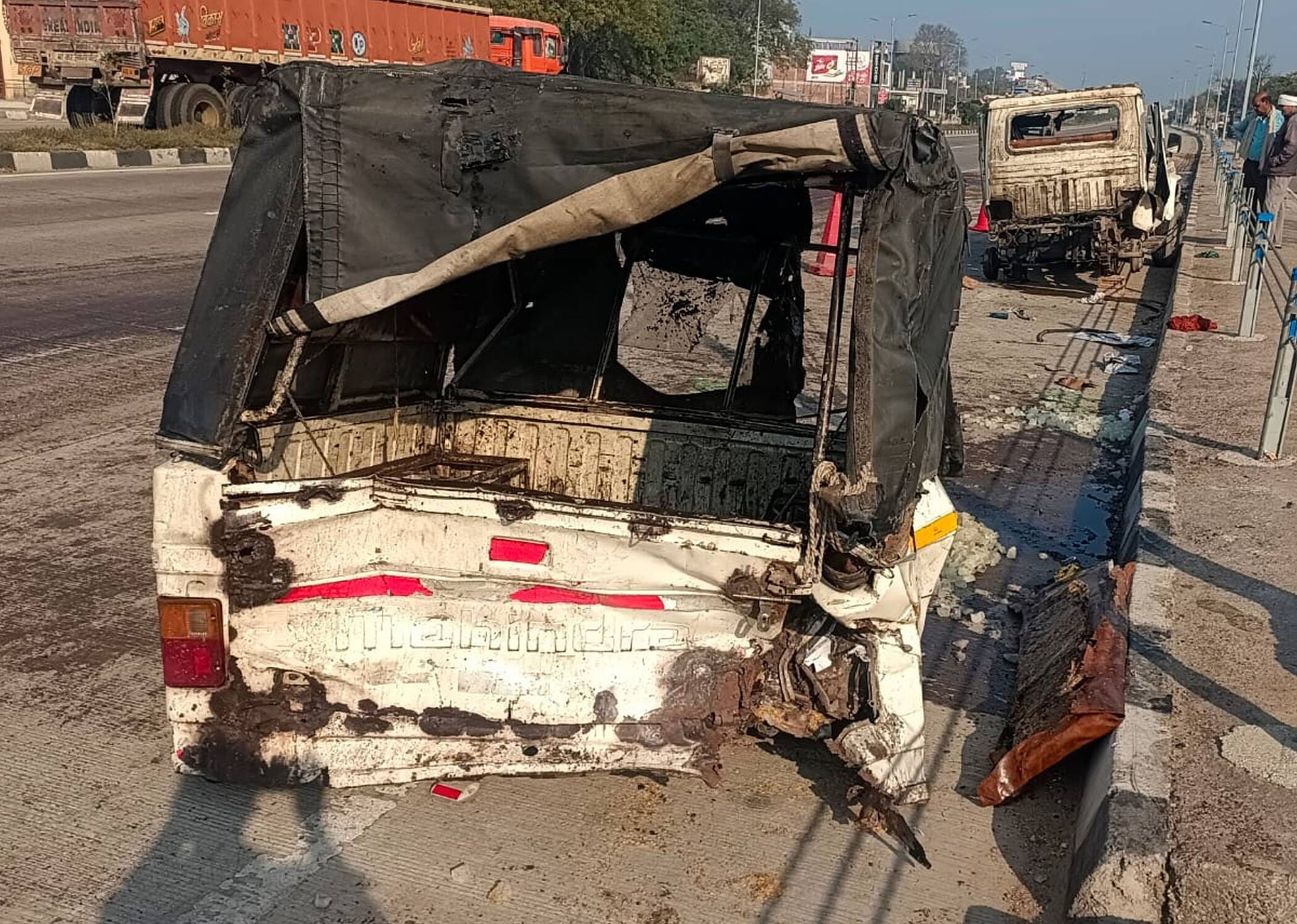 फोटो-27-हादसे के बाद खड़ा लोडर। संवाद फोटो-27-हादसे के बाद खड़ा लोडर। संवाद