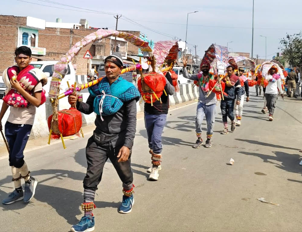 फोटो 27 शहर से सिरसागंज मार्ग पर फर्रुखाबाद से कांवर भरकर लौटते श्रद्धालु। संवाद फोटो 27 शहर से सिरसागंज मार्ग पर फर्रुखाबाद से कांवर भरकर लौटते श्रद्धालु। संवाद