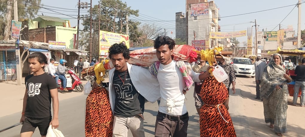 फोटो 27 शहर से सिरसागंज मार्ग पर फर्रुखाबाद से कांवर भरकर लौटते श्रद्धालु। संवाद फोटो 27 शहर से सिरसागंज मार्ग पर फर्रुखाबाद से कांवर भरकर लौटते श्रद्धालु। संवाद