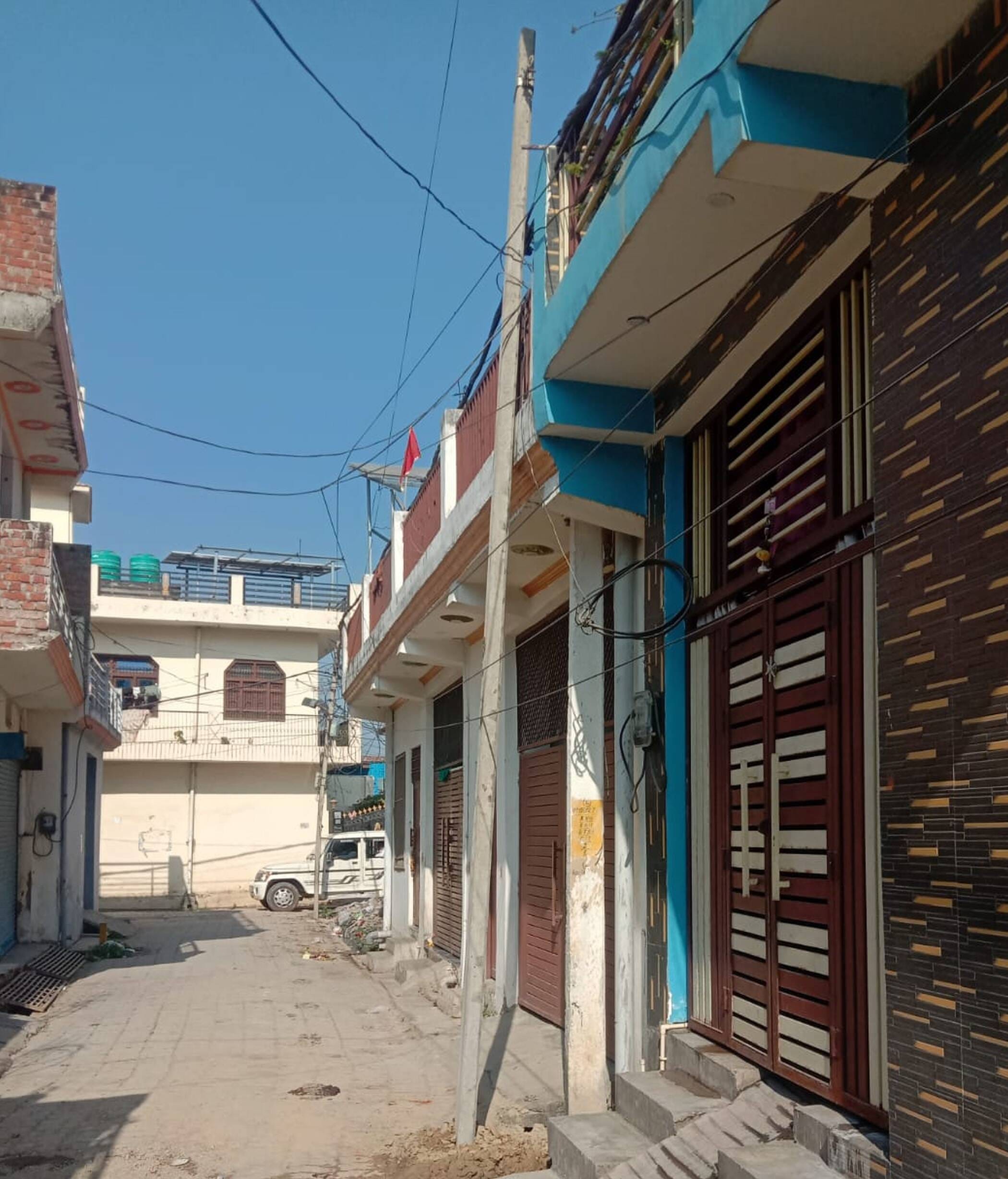 फोटो-29-राधानगर पश्चिम गली में लगाया गया बिजली पोल। स्रोत-मोहल्लेवासी