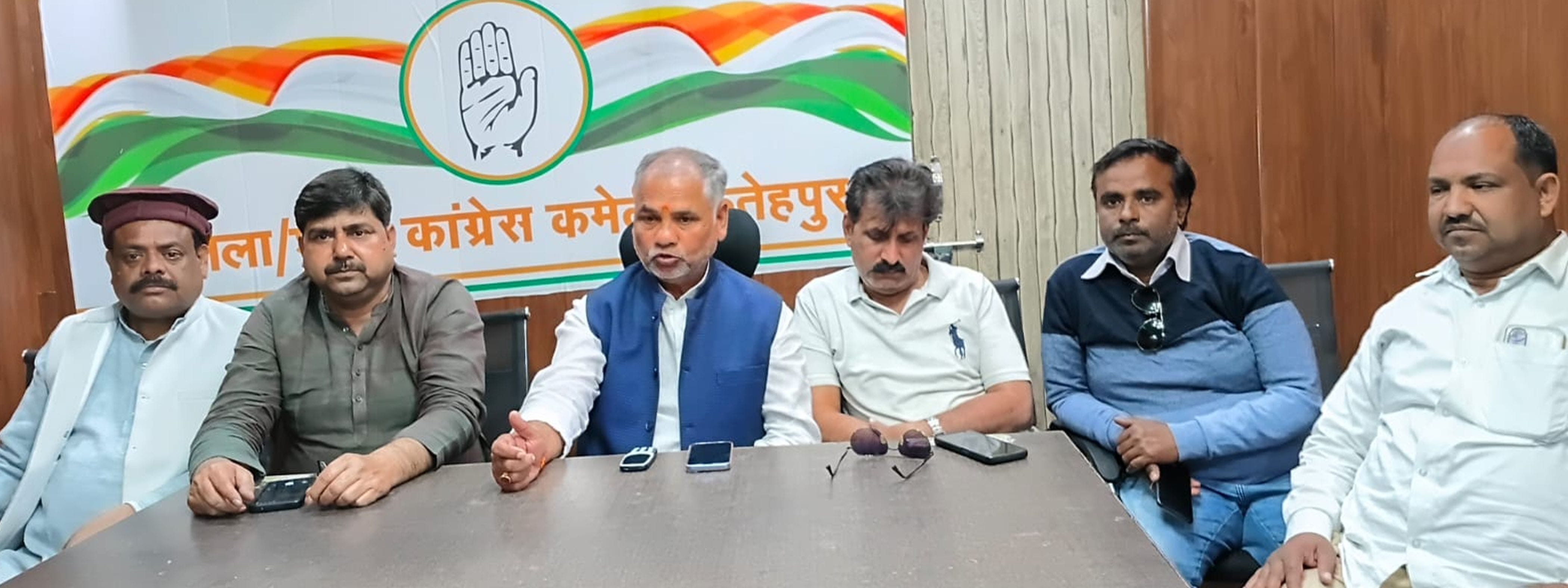 फोटो-37-पार्टी कार्यालय में प्रेस वार्ता को संबोधित करते कांग्रेस जिलाध्यक्ष महेश द्विवेदी। संव फोटो-37-पार्टी कार्यालय में प्रेस वार्ता को संबोधित करते कांग्रेस जिलाध्यक्ष महेश द्विवेदी। संव