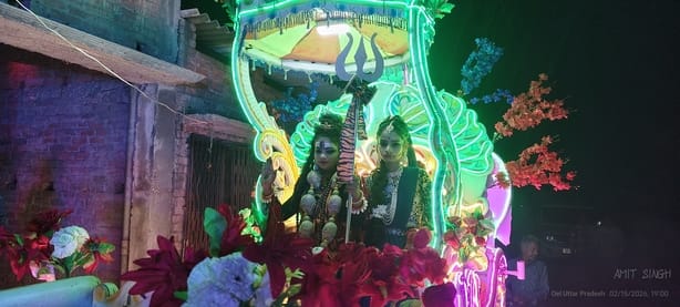 गोला में निकल जा रही शिव बारात। संवाद