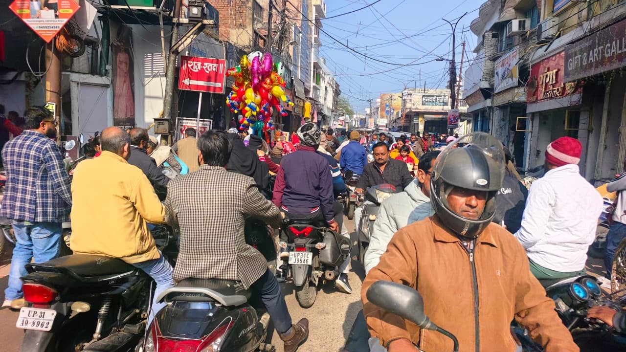 हमदर्द तिराहे से मेन रोड की ओर जाते ई रिक्शा। संवाद हमदर्द तिराहे से मेन रोड की ओर जाते ई रिक्शा। संवाद