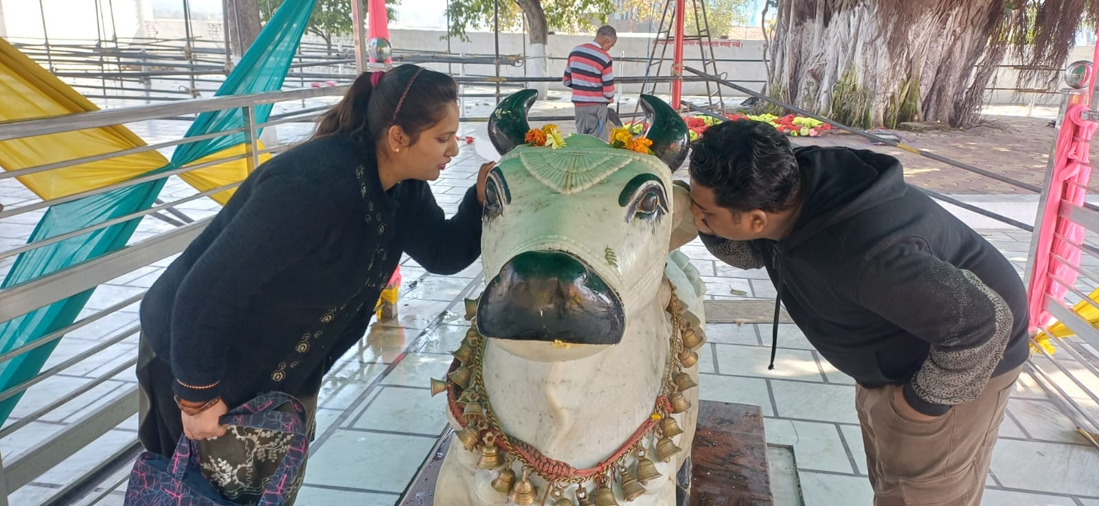 हाथ जोड़कर मन्नत मांगती बच्ची। संवाद हाथ जोड़कर मन्नत मांगती बच्ची। संवाद