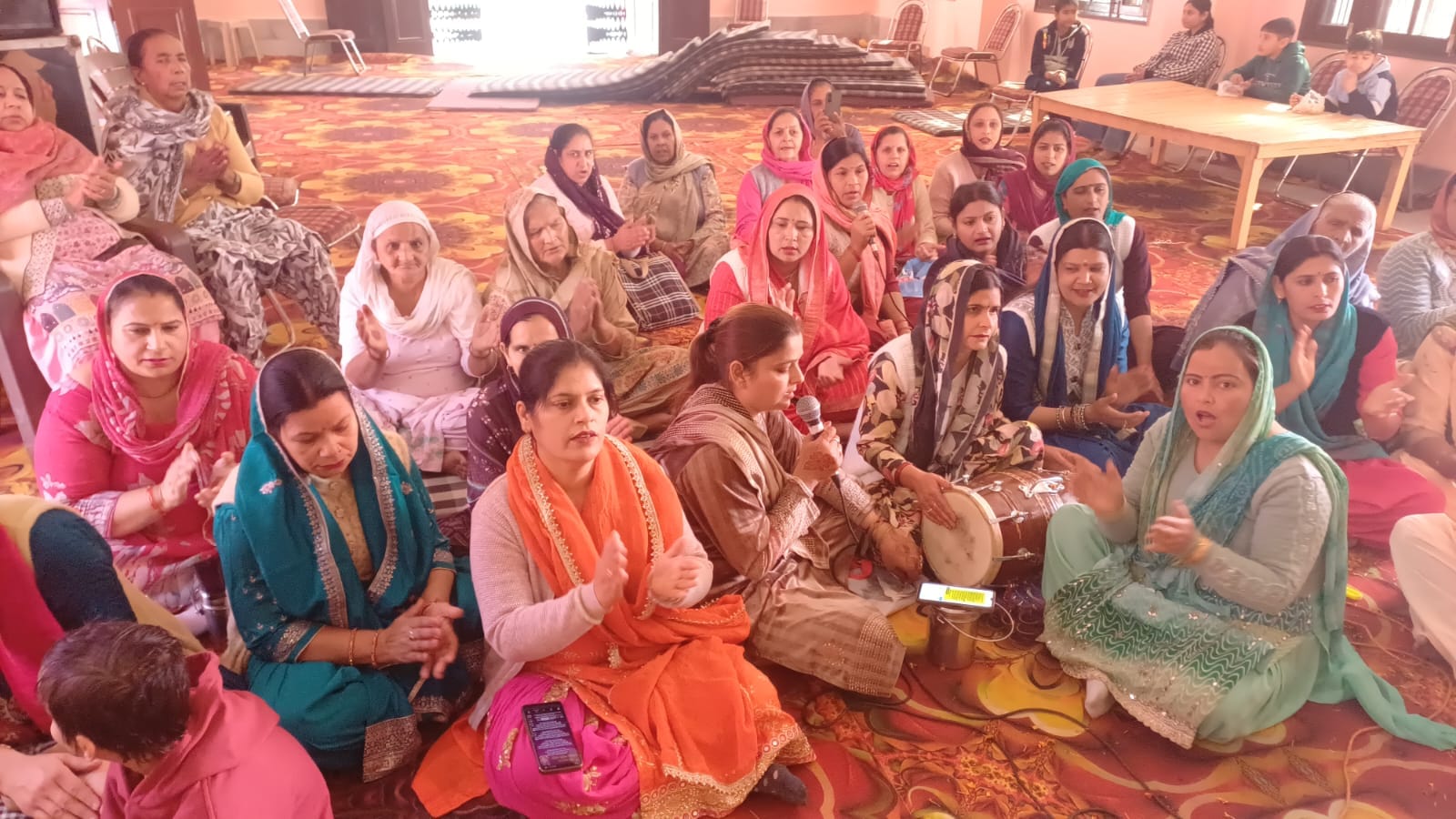हाथ जोड़कर मन्नत मांगती बच्ची। संवाद हाथ जोड़कर मन्नत मांगती बच्ची। संवाद