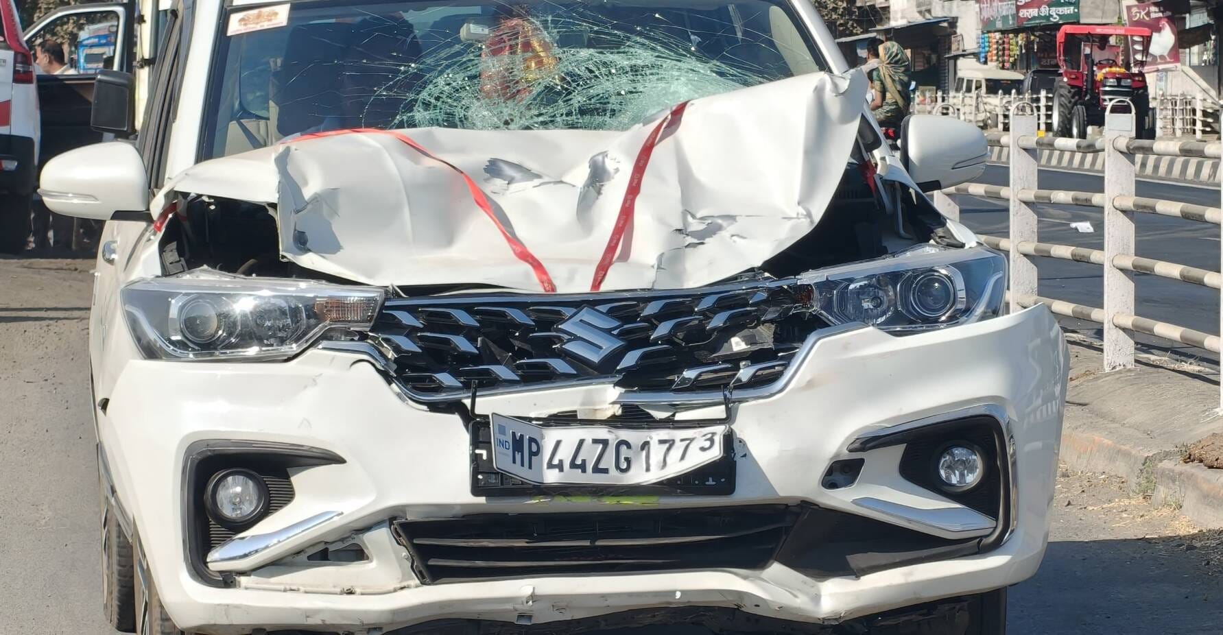 हादसे के बाद मौके पर लोगो की भीड़ जमा हो गई