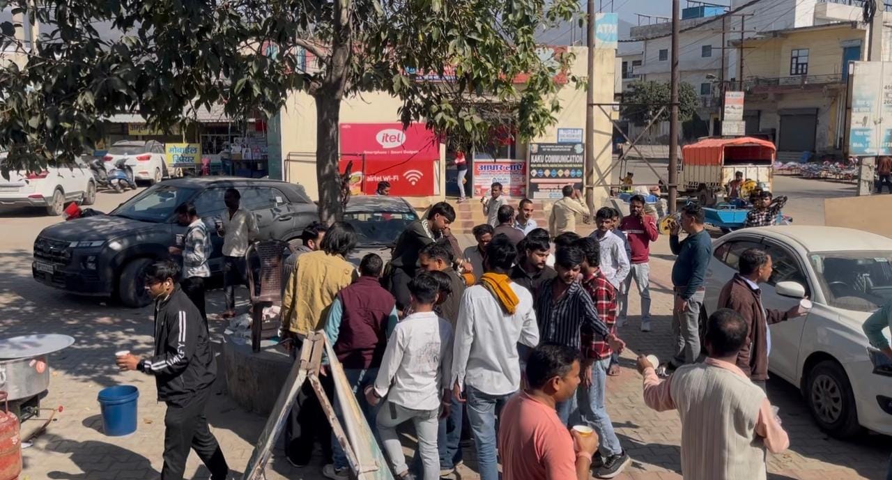 झाड़माजरी स्थित शिव मंदिर में पूजा अर्चना करते हुए भक्त- स्रोत- ग्रामीण झाड़माजरी स्थित शिव मंदिर में पूजा अर्चना करते हुए भक्त- स्रोत- ग्रामीण