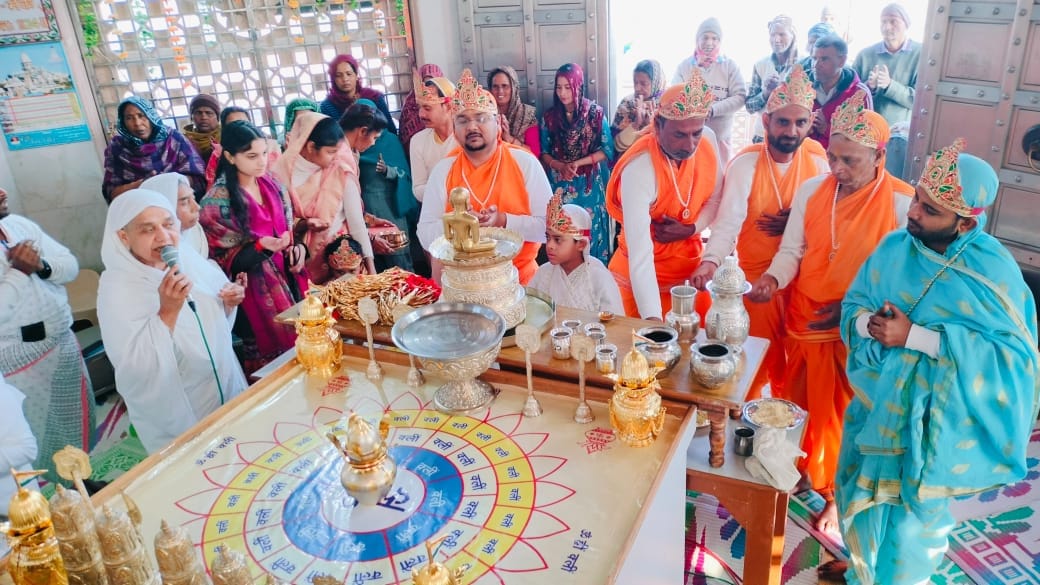 कैलाश पर्वत मंदिर पर पूजा अर्चना करते श्रद्धालु स्रोत संवाद कैलाश पर्वत मंदिर पर पूजा अर्चना करते श्रद्धालु स्रोत संवाद