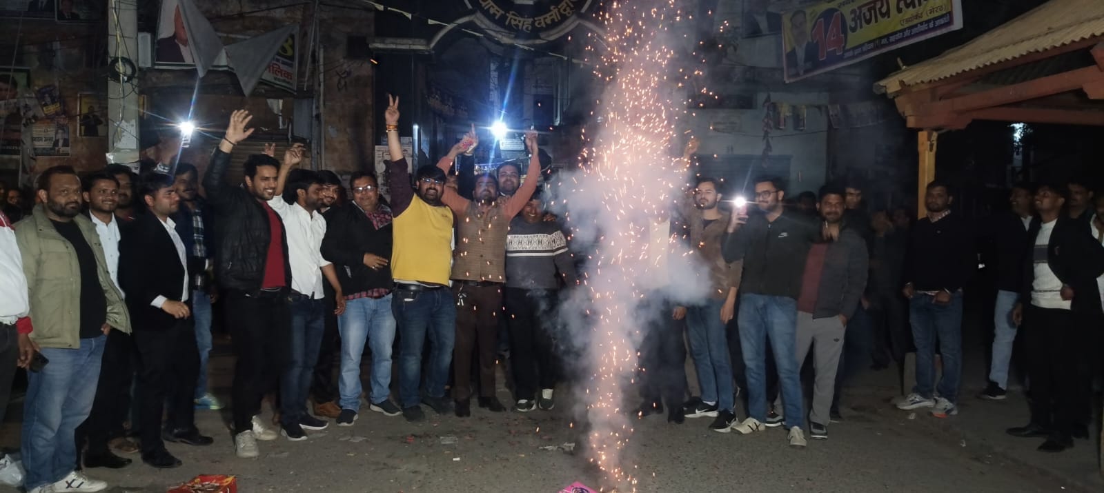 किसे कितने वोट मिले : जिला बार संघ के चुनाव की मतणना के दौरान खिड़की से मतगणना का नजारा देखते किसे कितने वोट मिले : जिला बार संघ के चुनाव की मतणना के दौरान खिड़की से मतगणना का नजारा देखते