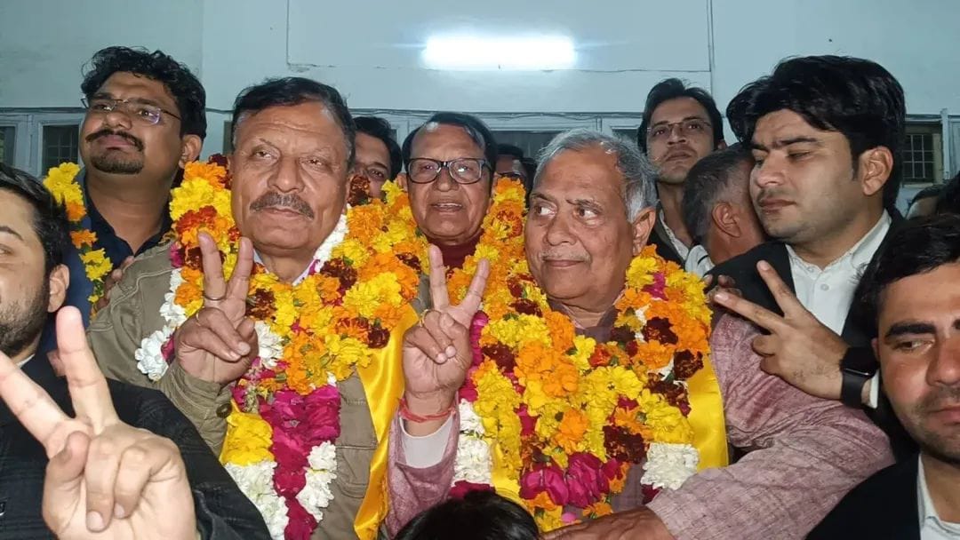 किसे कितने वोट मिले : जिला बार संघ के चुनाव की मतणना के दौरान खिड़की से मतगणना का नजारा देखते किसे कितने वोट मिले : जिला बार संघ के चुनाव की मतणना के दौरान खिड़की से मतगणना का नजारा देखते