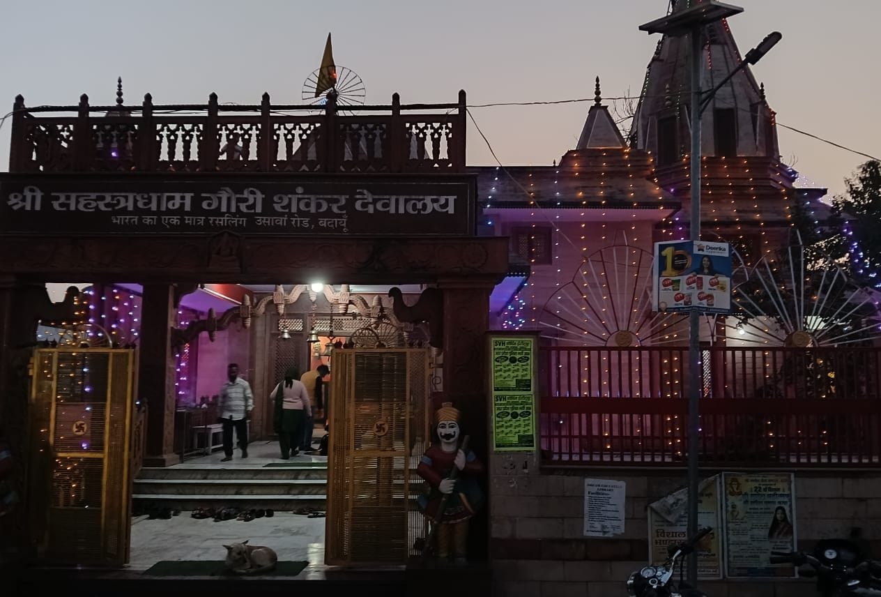 कस्बा वजीरगंज में सजा मंदिर। संवाद कस्बा वजीरगंज में सजा मंदिर। संवाद