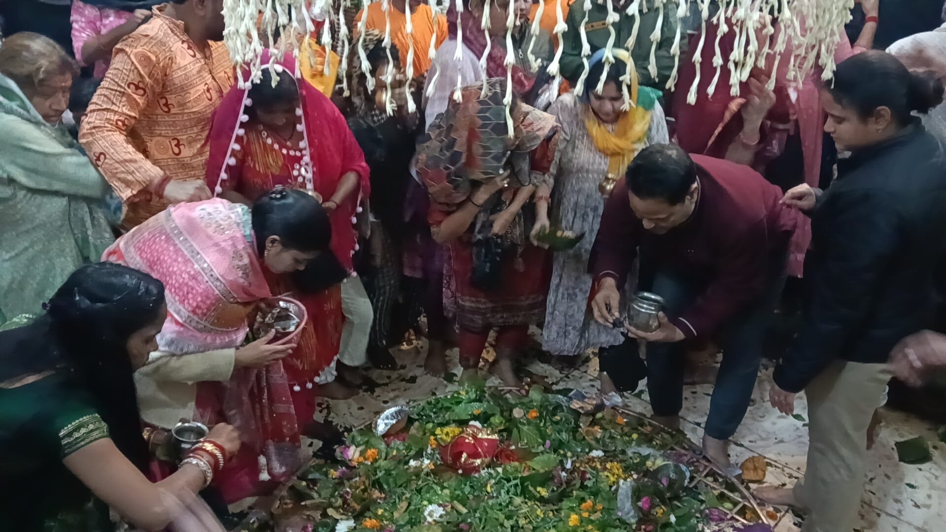 कतार में खड़े रहकर भगवान भोलेनाथ के दर्शन की प्रतीक्षा करते श्रद्धालु। संवाद
