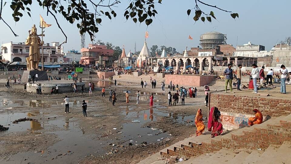 कतार में खड़े रहकर भगवान भोलेनाथ के दर्शन की प्रतीक्षा करते श्रद्धालु। संवाद