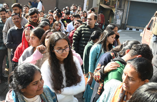 मंडी में महाशिवरात्रि पर बाबा भूतनाथ के दर्शन करने को श्रद्धालुओं की लगी लंबी कतारें। संवाद मंडी में महाशिवरात्रि पर बाबा भूतनाथ के दर्शन करने को श्रद्धालुओं की लगी लंबी कतारें। संवाद