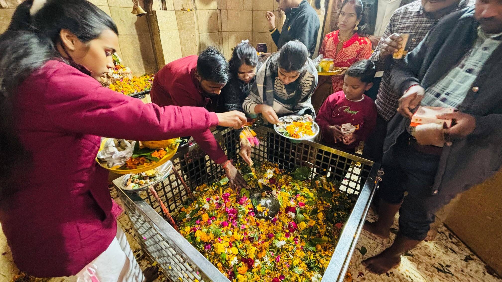महाशिवरात्रि के मौके पर भुईफोरवानाथ मंदिर में पूजा करते श्रद्धालु। संवाद