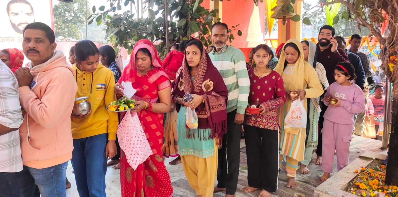 महाशिवरात्रि के मौके पर भुईफोरवानाथ मंदिर में पूजा करते श्रद्धालु। संवाद