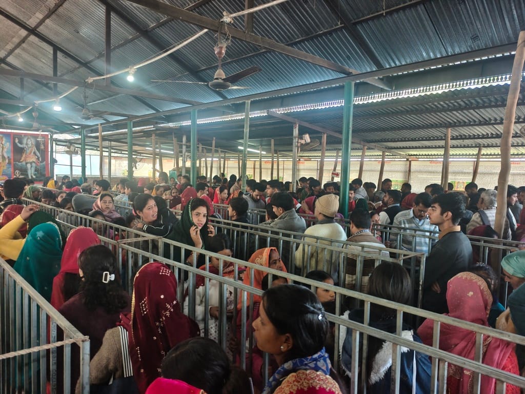 महाशिवरात्रि पर पन्याला मंदिर में पूजा के लिए पहुंचे श्रद्धालु। संवाद महाशिवरात्रि पर पन्याला मंदिर में पूजा के लिए पहुंचे श्रद्धालु। संवाद