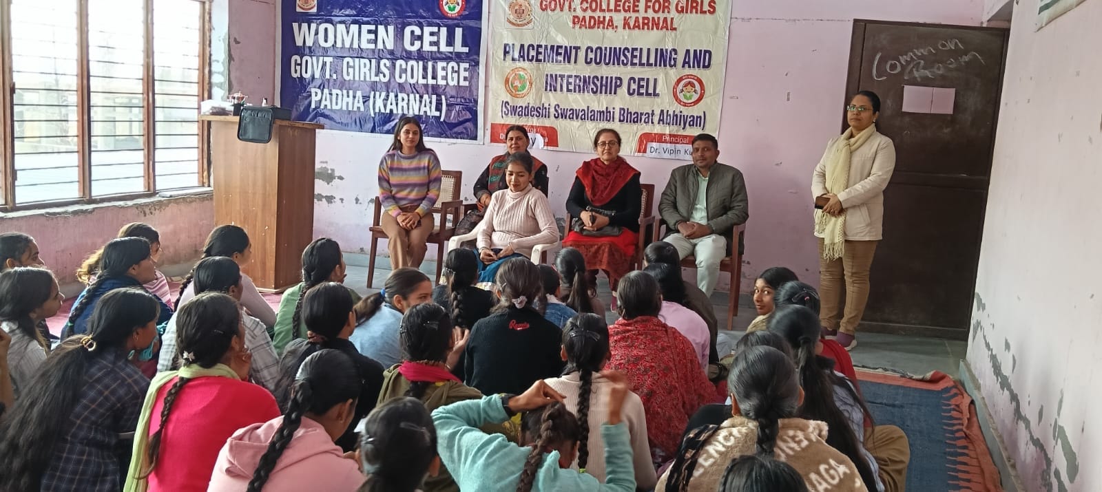 मूनक आर्य कन्या गुरुकुल सीनियर सेकेंडरी स्कूल में आयोजित विदाई समारोह में टाइटल देते विद्यार्थ मूनक आर्य कन्या गुरुकुल सीनियर सेकेंडरी स्कूल में आयोजित विदाई समारोह में टाइटल देते विद्यार्थ