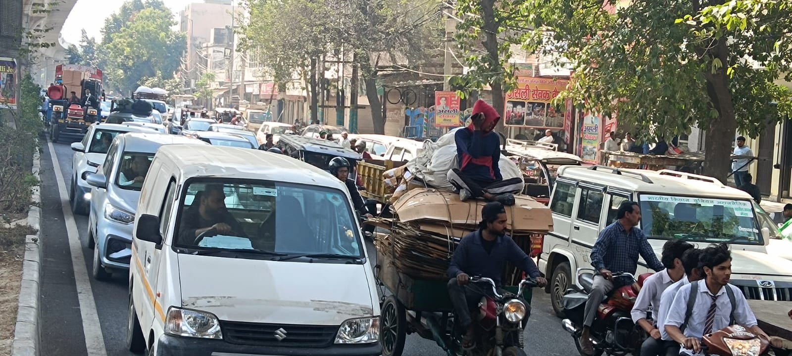 मोदीनगर में दिल्ली मेरठ मार्ग पर लगा जाम। संवाद