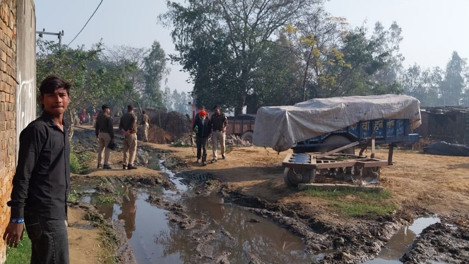मंदिर में जांच करते पुलिस कर्मी।संवाद मंदिर में जांच करते पुलिस कर्मी।संवाद