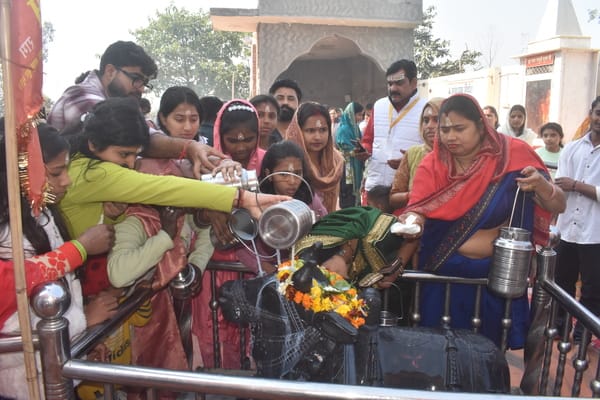नगर के राजराजेश्वर मंदिर में जलाभिषेक करते भक्त। संवाद