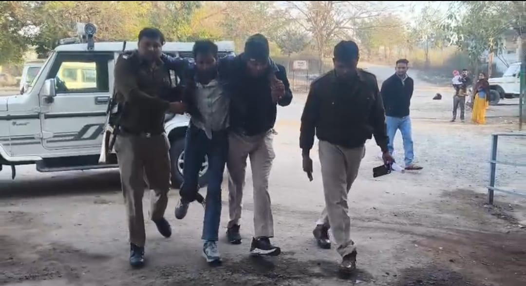 पुलिस ने आरोपी को शॉर्ट एनकाउंटर में पकड़ा पुलिस ने आरोपी को शॉर्ट एनकाउंटर में पकड़ा