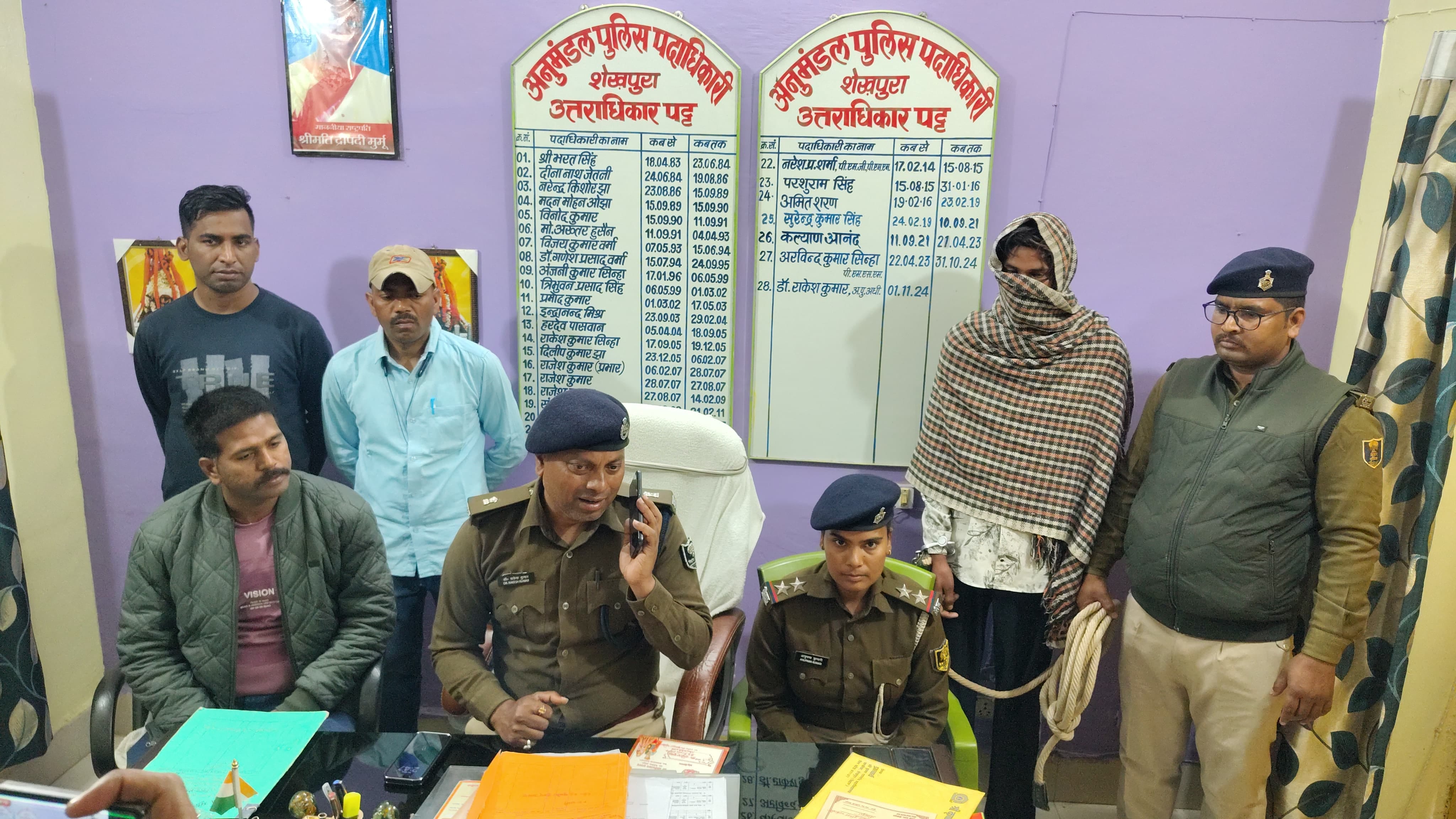 प्रेस वार्ता करते एसडीपीओ