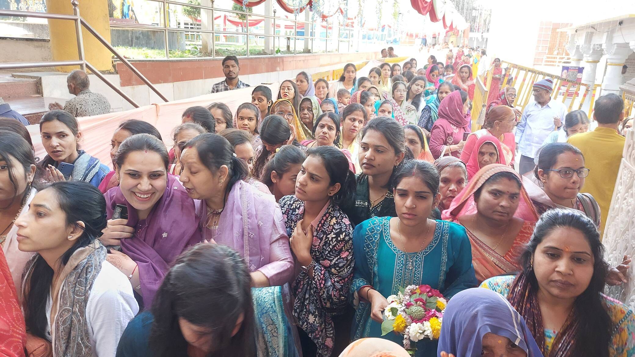 महाशिवरात्रि पर अष्टमुखी भगवान पशुपतिनाथ मंदिर में उमड़ा भक्तों का सैलाब