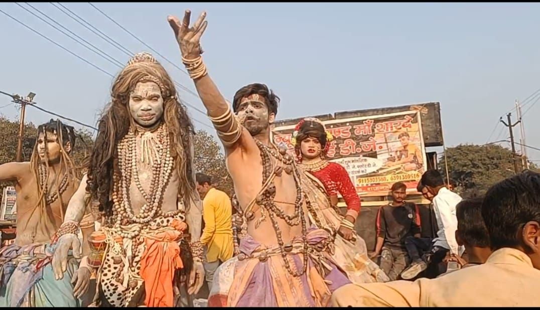 पुवायां के बड़ागांव में कनेरी बाबा शिव मंदिर में पूजा करते श्रद्धालु। संवाद पुवायां के बड़ागांव में कनेरी बाबा शिव मंदिर में पूजा करते श्रद्धालु। संवाद