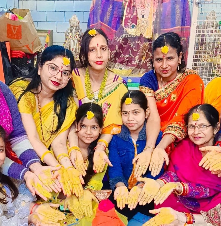 पुवायां के बड़ागांव में कनेरी बाबा शिव मंदिर में पूजा करते श्रद्धालु। संवाद पुवायां के बड़ागांव में कनेरी बाबा शिव मंदिर में पूजा करते श्रद्धालु। संवाद
