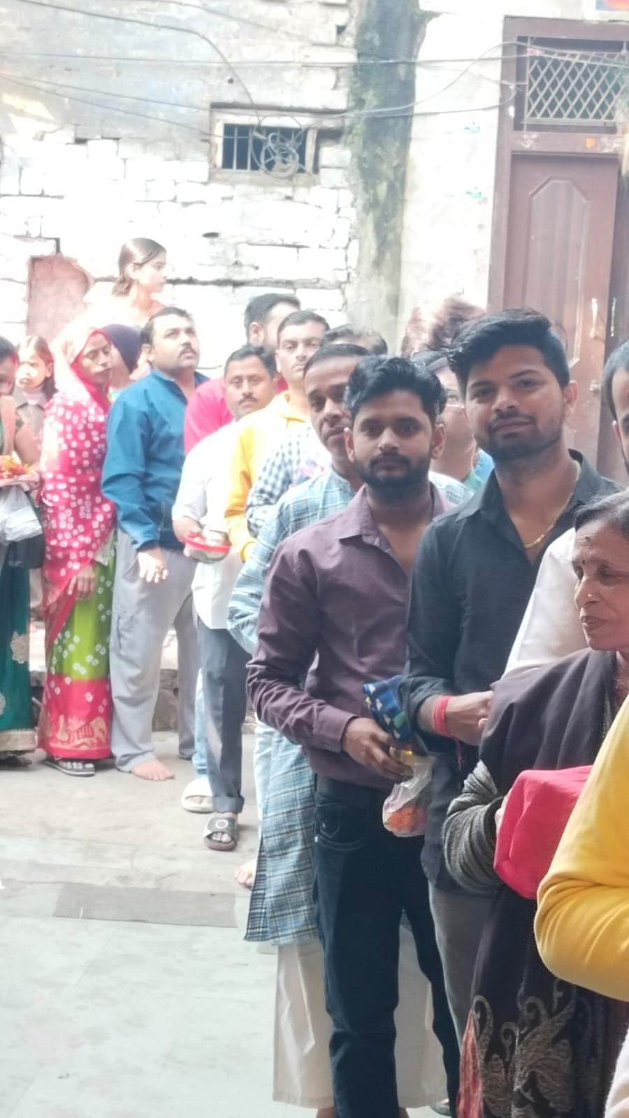 पुवायां के बड़ागांव में कनेरी बाबा शिव मंदिर में पूजा करते श्रद्धालु। संवाद पुवायां के बड़ागांव में कनेरी बाबा शिव मंदिर में पूजा करते श्रद्धालु। संवाद