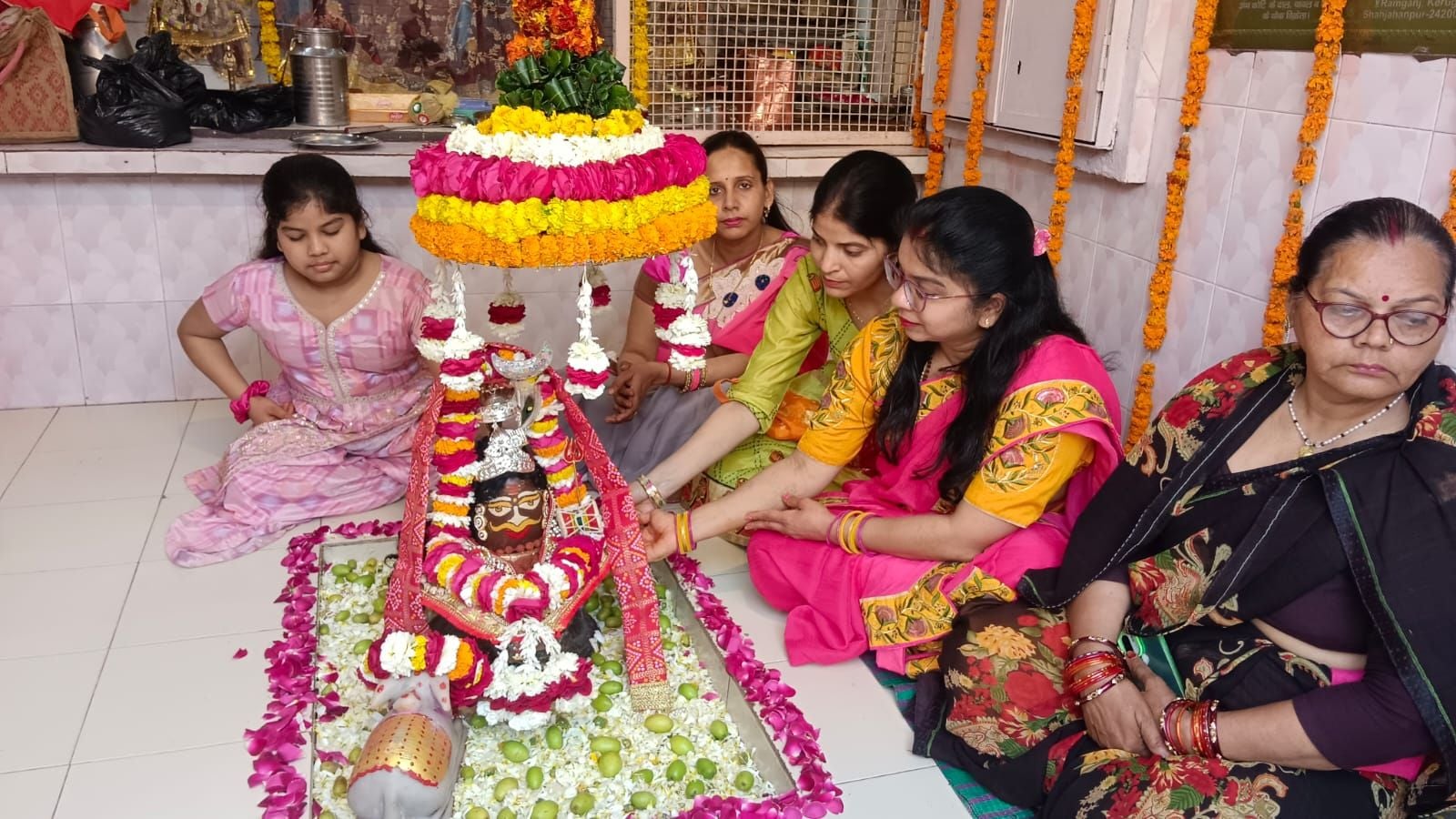 पुवायां के बड़ागांव में कनेरी बाबा शिव मंदिर में पूजा करते श्रद्धालु। संवाद पुवायां के बड़ागांव में कनेरी बाबा शिव मंदिर में पूजा करते श्रद्धालु। संवाद