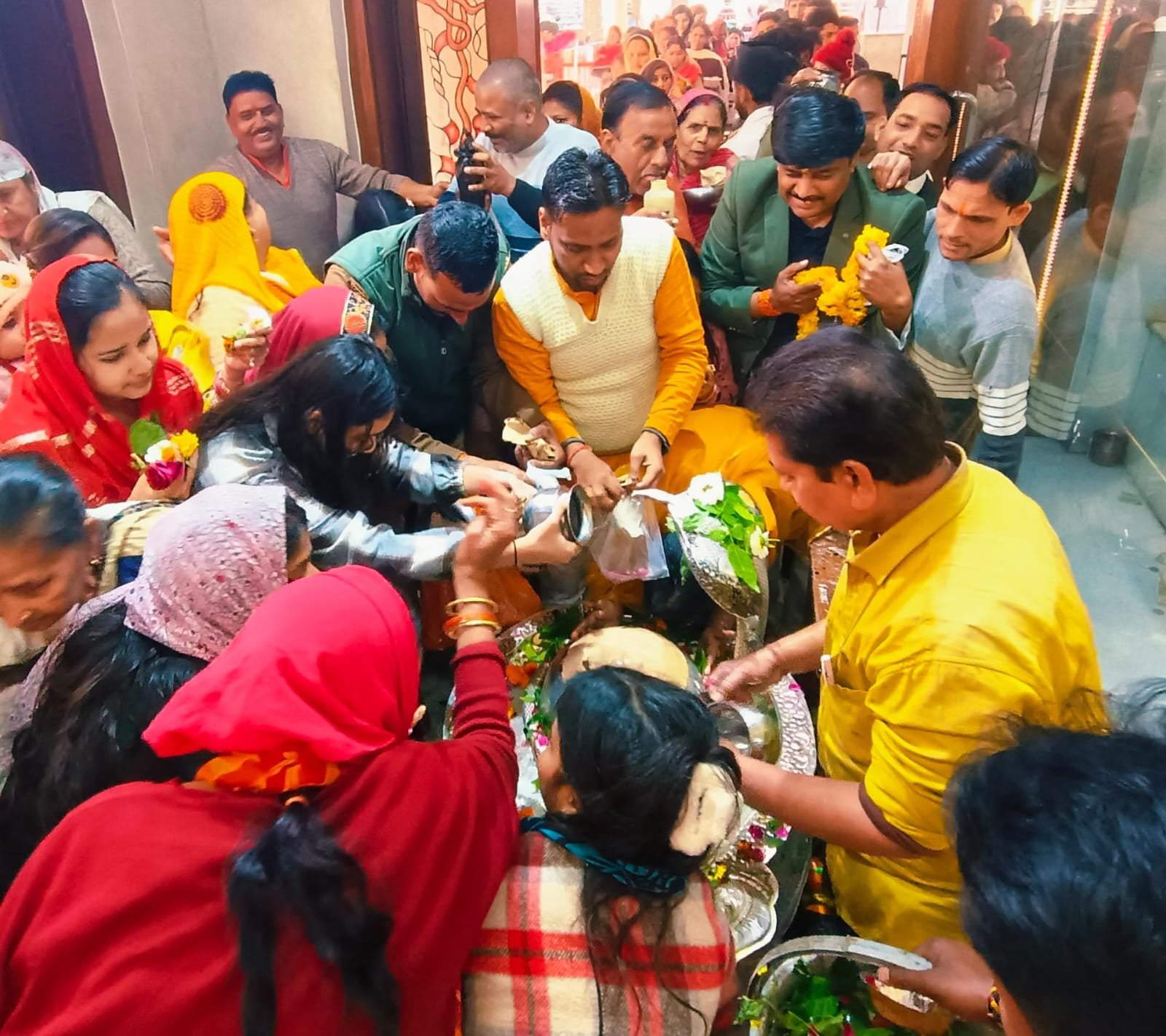 पुवायां के बड़ागांव में कनेरी बाबा शिव मंदिर में पूजा करते श्रद्धालु। संवाद पुवायां के बड़ागांव में कनेरी बाबा शिव मंदिर में पूजा करते श्रद्धालु। संवाद
