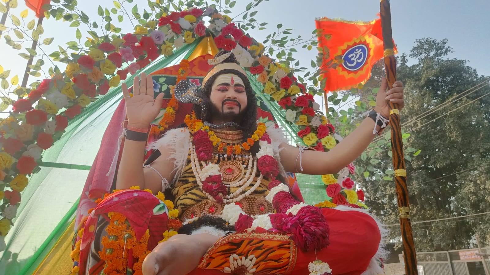 पुवायां के बड़ागांव में कनेरी बाबा शिव मंदिर में पूजा करते श्रद्धालु। संवाद पुवायां के बड़ागांव में कनेरी बाबा शिव मंदिर में पूजा करते श्रद्धालु। संवाद