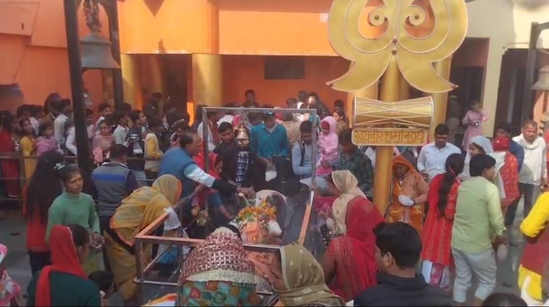 पुवायां के बड़ागांव में कनेरी बाबा शिव मंदिर में पूजा करते श्रद्धालु। संवाद पुवायां के बड़ागांव में कनेरी बाबा शिव मंदिर में पूजा करते श्रद्धालु। संवाद