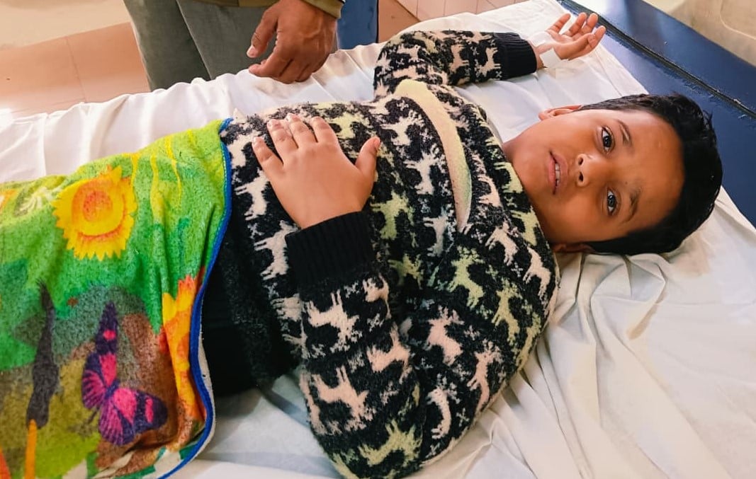 राजकीय मेडिकल कॉलेज में भर्ती आग से झुलसा अनुराग। संवाद राजकीय मेडिकल कॉलेज में भर्ती आग से झुलसा अनुराग। संवाद