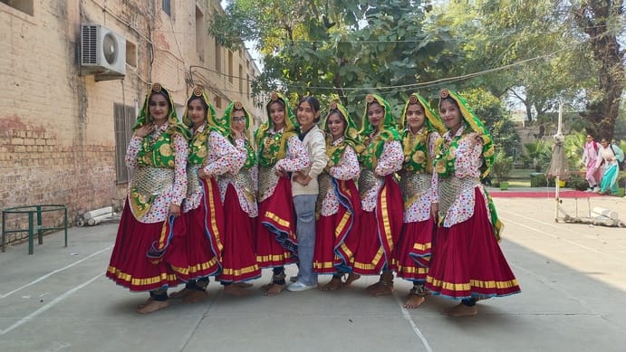 राजकीय महिला महाविद्यालय के सांस्कृतिक कार्यक्रम में हरियाणवी लोकनृत्य की प्रस्तुति देतीं छात्र