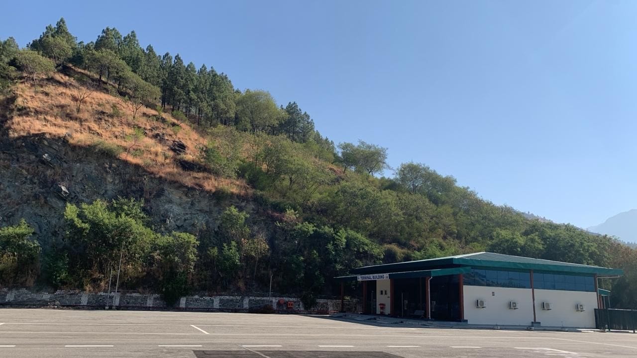 रामपुर के शिंगला स्थित हेलीपोर्ट में दो साल से ठप पड़ी हेली सेवाएं। संवाद