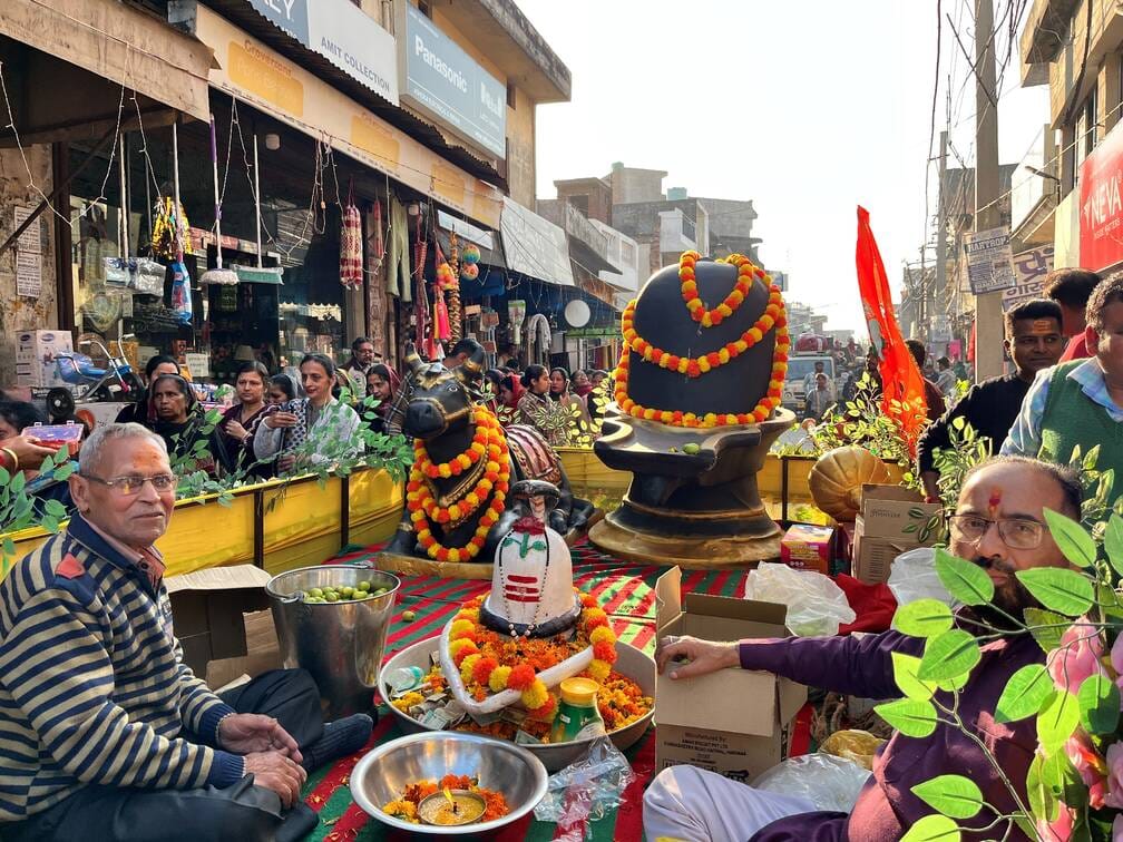 शहजादपुर में निकली शोभा यात्रा के दौरान रथ पर सवार कलाकार।संवाद शहजादपुर में निकली शोभा यात्रा के दौरान रथ पर सवार कलाकार।संवाद