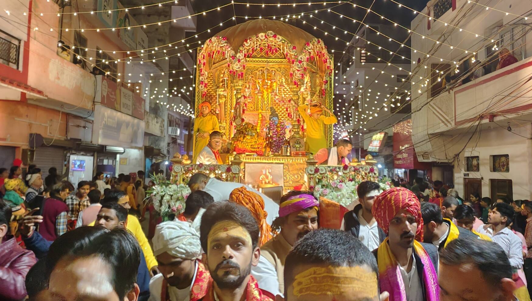 शहर में निकली शिव बारात में सजी झांकियां और हो रहा शिव तांडव। संवाद