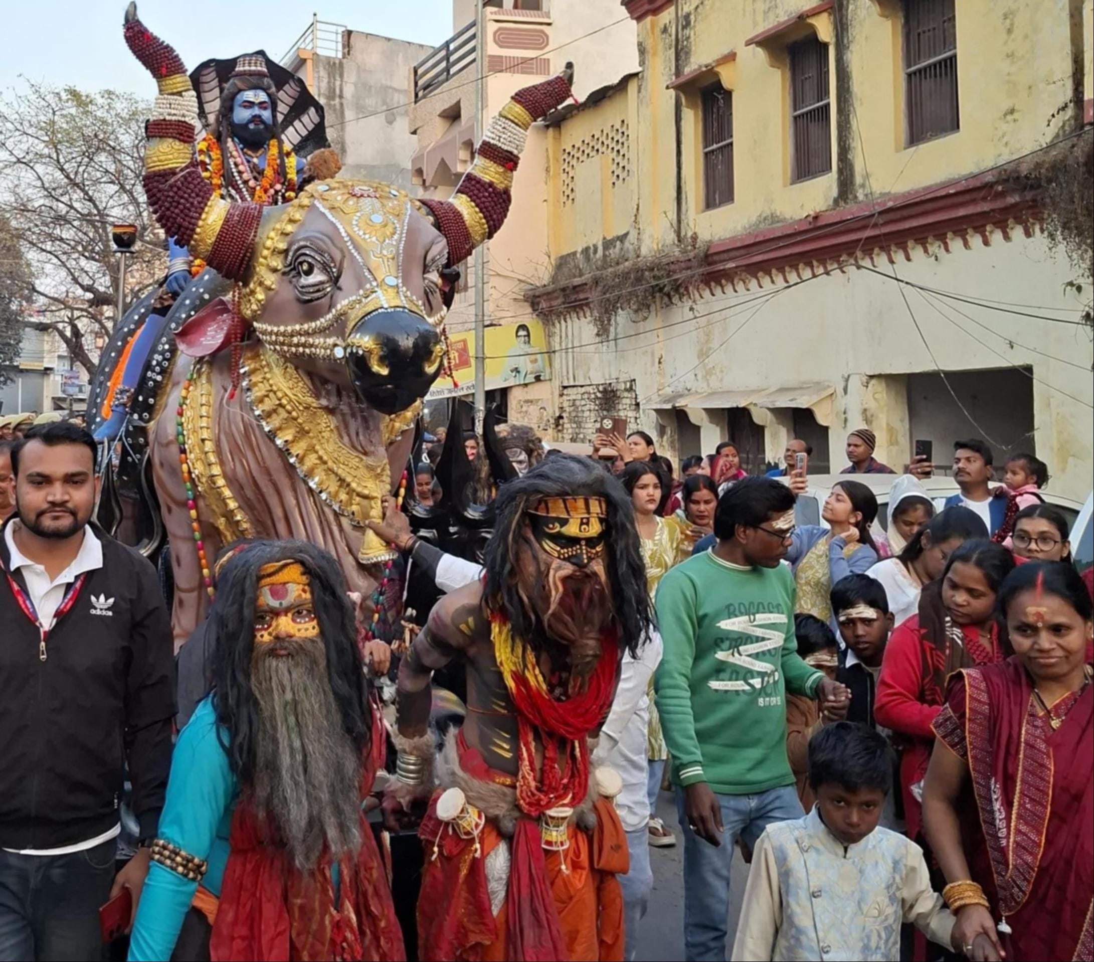 शहर में निकली शिव बरात और नाचते श्रद्धालु। - संवाद