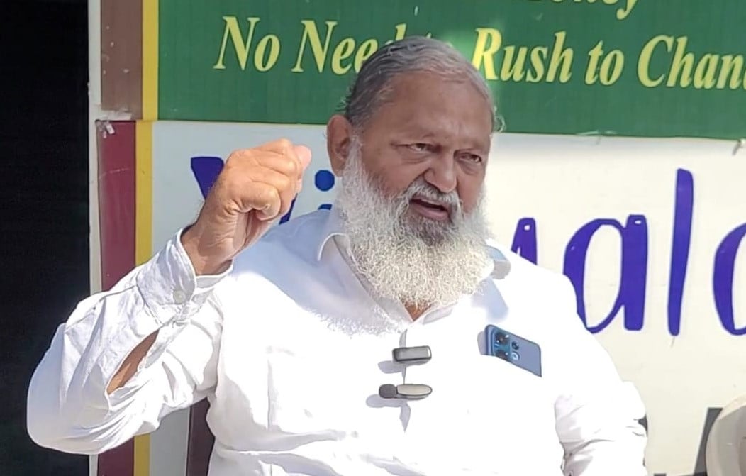 शास्त्री कॉलोनी स्थित आवास पर कैबिनेट मंत्री अनिल विज को पीड़ा सुनाते निकिता के पिता, भाई व मा