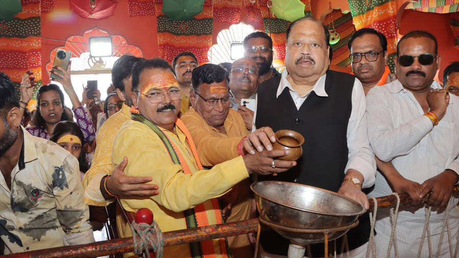 रतलाम के प्राचीन श्री गढ़कैलाश महादेव मंदिर पर नोटों से की गई आकर्षक सजा और दर्शन करने पहुंचे श