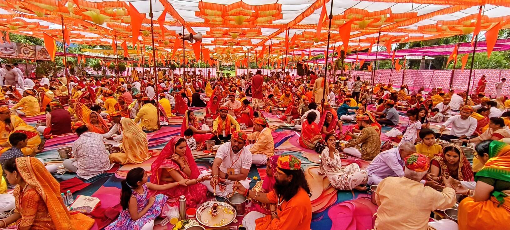 रतलाम के प्राचीन श्री गढ़कैलाश महादेव मंदिर पर नोटों से की गई आकर्षक सजा और दर्शन करने पहुंचे श