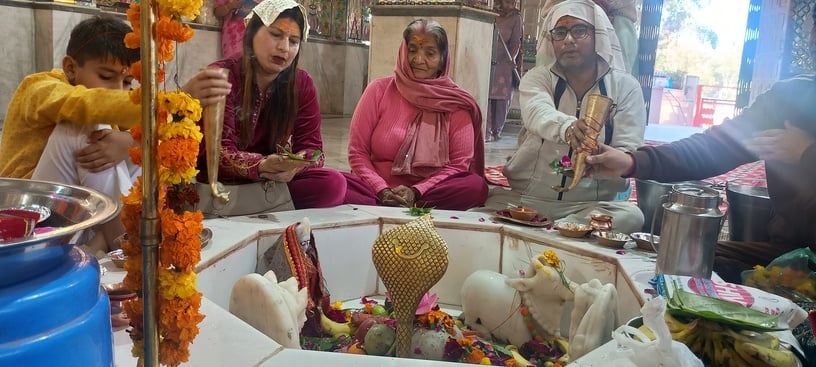 शिव मंदिर में शिवलिंग पर जल चढ़ाते लोग। संवाद शिव मंदिर में शिवलिंग पर जल चढ़ाते लोग। संवाद