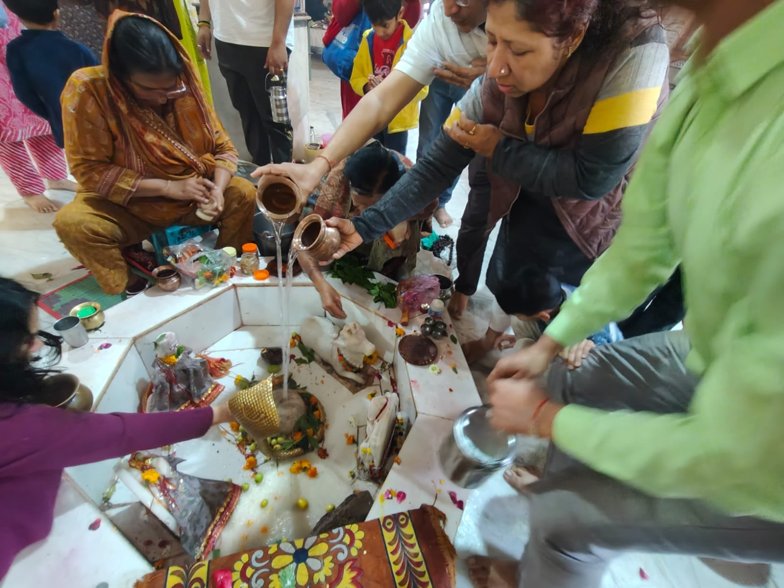 शिव मंदिर में शिवलिंग पर जल चढ़ाते लोग। संवाद शिव मंदिर में शिवलिंग पर जल चढ़ाते लोग। संवाद
