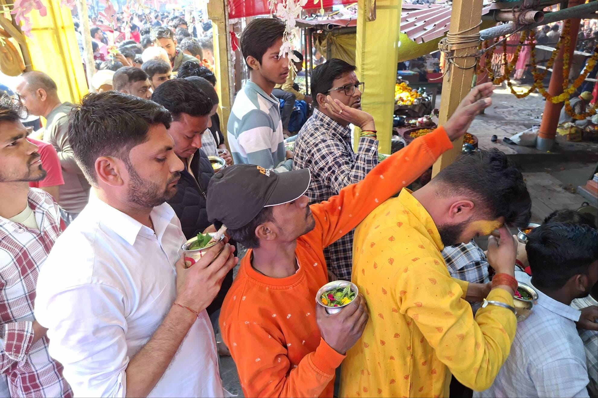 दुखहरणनाथ मंदिर में उमड़ी भीड़। जलाभिषेक के लिए कतारबद्ध श्रद्धालु व पृथ्वीनाथ मंदिर में जलाभ